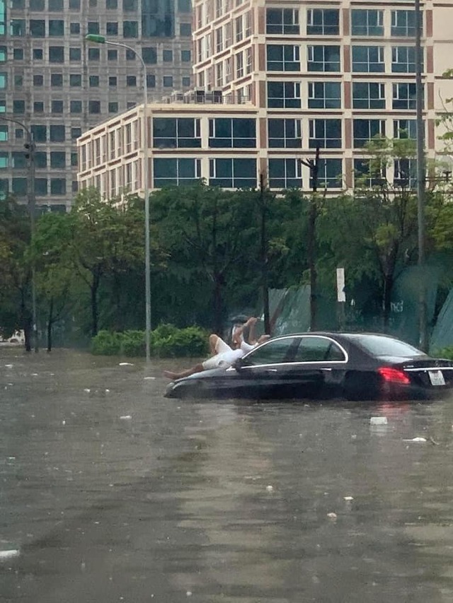 Người đàn ông ‘sáng nhất’ MXH sau mưa ngập Hà Nội: Tôi chỉ câu giờ, xem như 1 kỷ niệm đáng nhớ! - Ảnh 3.