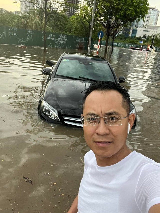 Người đứng trên nắp ca-pô Mercedes ngập nước tại Hà Nội hot nhất MXH: Đó là một kỷ niệm đẹp - Ảnh 3.