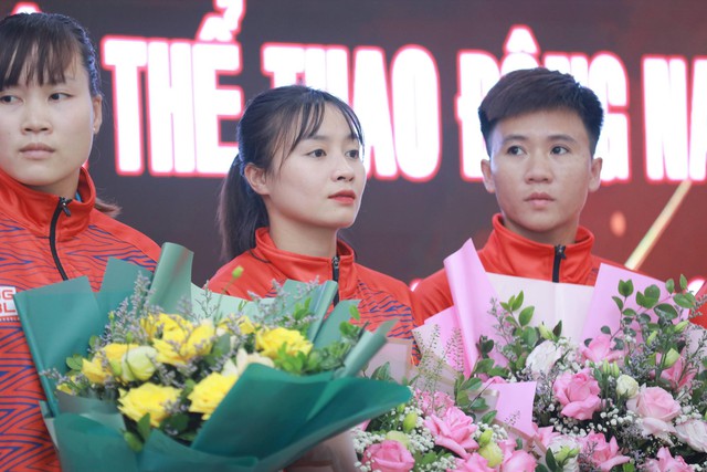 Hot girl Hoàng Thị Loan xuất hiện chiếm spotlight trong buổi lễ trao thưởng Đội tuyển nữ Việt Nam và Đội tuyển U23 Việt Nam - Ảnh 3.