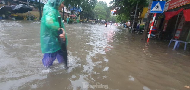 Đường biến thành sông, dân chung cư Hà Nội hò nhau bắt cá sau mưa lớn - Ảnh 3.