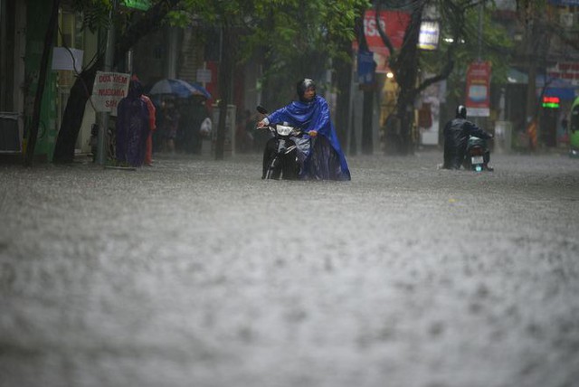  Ảnh, clip: Mưa lớn khiến nước ngập vào nhà dân ở Hà Nội, nhiều đồ đạc trong nhà hư hỏng nặng - Ảnh 5.