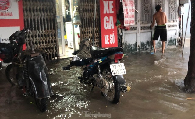 Đường biến thành sông, dân chung cư Hà Nội hò nhau bắt cá sau mưa lớn - Ảnh 4.