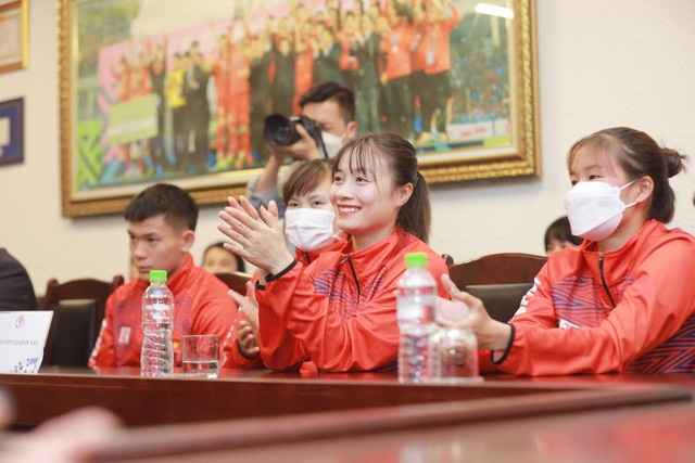 Hot girl Hoàng Thị Loan xuất hiện chiếm spotlight trong buổi lễ trao thưởng Đội tuyển nữ Việt Nam và Đội tuyển U23 Việt Nam - Ảnh 7.
