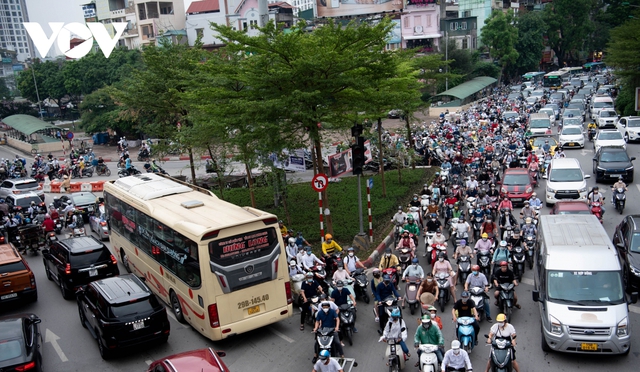 Giao thông Hà Nội tiếp tục tắc nghẽn kéo dài trong ngày đầu tuần - Ảnh 8.