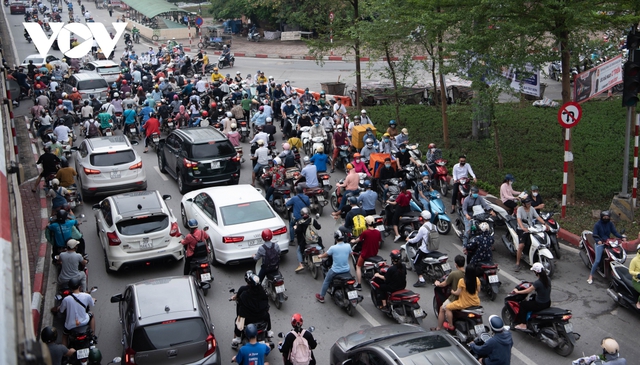 Giao thông Hà Nội tiếp tục tắc nghẽn kéo dài trong ngày đầu tuần - Ảnh 9.