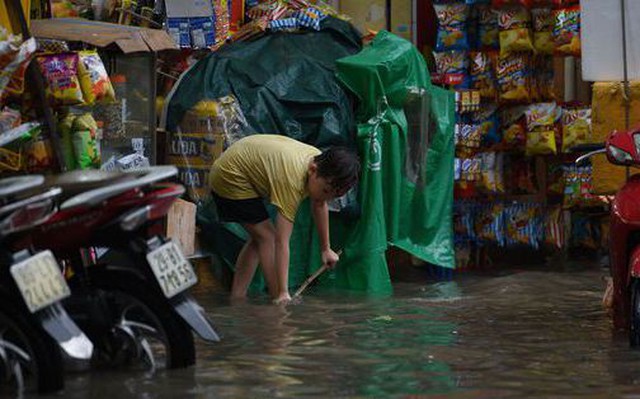 Ảnh, clip: Mưa lớn khiến nước ngập vào nhà dân ở Hà Nội, nhiều đồ đạc trong nhà hư hỏng nặng