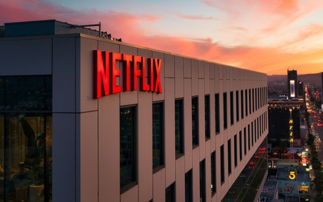 Chuyện gì đang xảy ra với Netflix: Ông hoàng streaming từ đối thủ vượt cả Disney giờ teo tóp, giá cổ phiếu giảm 67% chỉ sau 1 năm