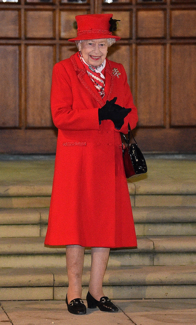7 thập kỷ với style rực rỡ sắc màu của Nữ hoàng Anh - biểu tượng thời trang độc nhất vô nhị - Ảnh 2.