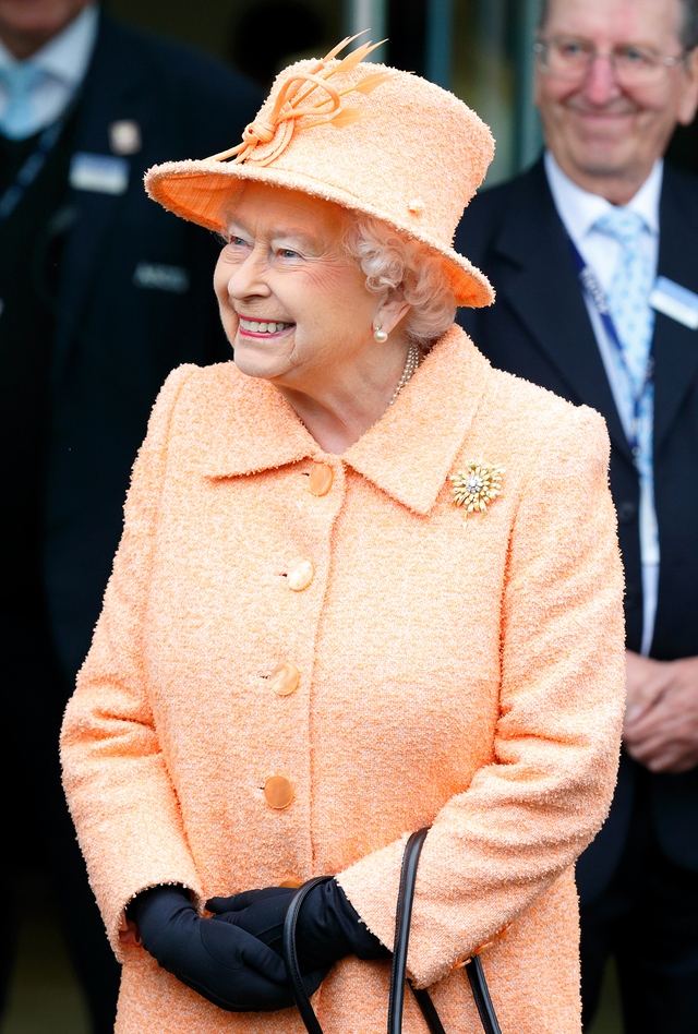 7 thập kỷ với style rực rỡ sắc màu của Nữ hoàng Anh - biểu tượng thời trang độc nhất vô nhị - Ảnh 11.