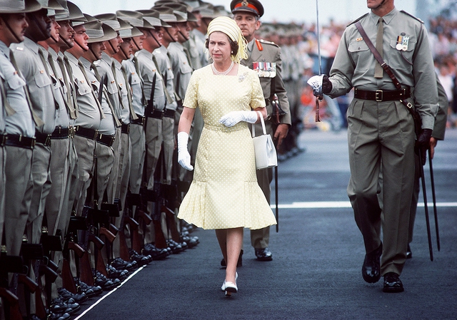 7 thập kỷ với style rực rỡ sắc màu của Nữ hoàng Anh - biểu tượng thời trang độc nhất vô nhị - Ảnh 17.