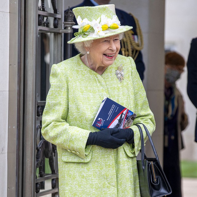 7 thập kỷ với style rực rỡ sắc màu của Nữ hoàng Anh - biểu tượng thời trang độc nhất vô nhị - Ảnh 19.