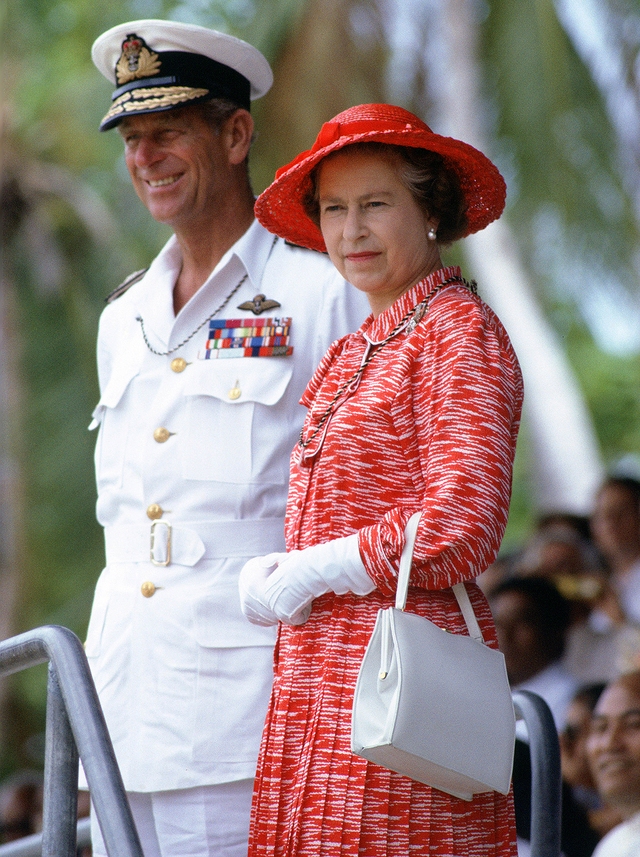 7 thập kỷ với style rực rỡ sắc màu của Nữ hoàng Anh - biểu tượng thời trang độc nhất vô nhị - Ảnh 3.