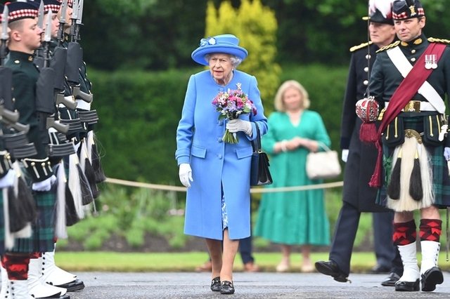 7 thập kỷ với style rực rỡ sắc màu của Nữ hoàng Anh - biểu tượng thời trang độc nhất vô nhị - Ảnh 30.
