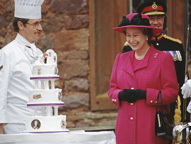 7 thập kỷ với style rực rỡ sắc màu của Nữ hoàng Anh - biểu tượng thời trang độc nhất vô nhị - Ảnh 7.