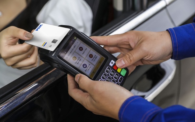 Khách mua xăng có thể dùng thẻ thanh toán không tiếp xúc