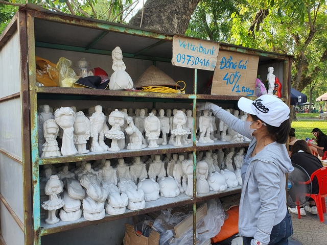 Phong trào tô tượng bất ngờ hồi sinh: Giới trẻ Hà thành đi hơn 10km để bắt trend, các chủ hàng tranh thủ đầy giá nhưng vẫn khan hàng - Ảnh 5.