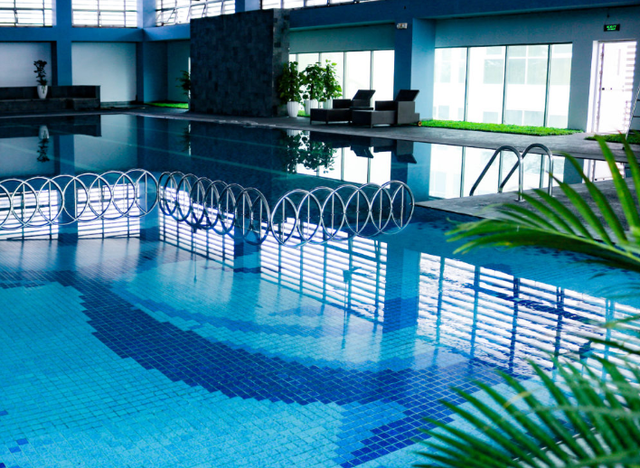 Chớm hè, những bể bơi có số có má này tại Hà Nội đã mở cửa trở lại: Rèn luyện sức khoẻ quá tuyệt, chụp ảnh check-in lại càng khỏi phải bàn - Ảnh 2.