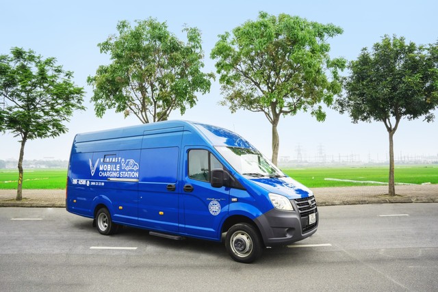 VinFast chính thức triển khai dịch vụ cứu hộ pin ô tô điện với phí 300.000 đồng/lần - Ảnh 1.