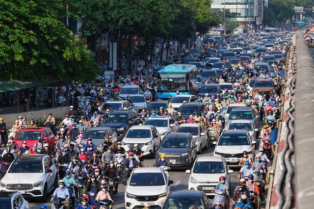 Đường phố Hà Nội lại kẹt cứng sau kỳ nghỉ lễ, người dân len lỏi khắp đường ngang ngõ hẻm để kịp giờ làm  - Ảnh 2.