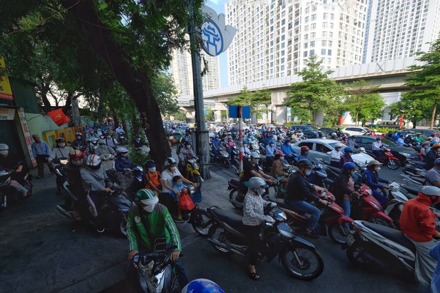 Đường phố Hà Nội lại kẹt cứng sau kỳ nghỉ lễ, người dân len lỏi khắp đường ngang ngõ hẻm để kịp giờ làm  - Ảnh 14.