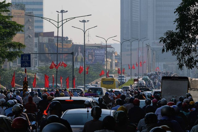 Đường phố Hà Nội lại kẹt cứng sau kỳ nghỉ lễ, người dân len lỏi khắp đường ngang ngõ hẻm để kịp giờ làm  - Ảnh 15.