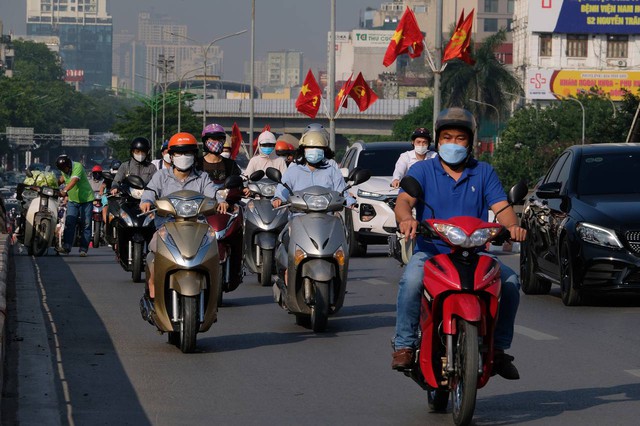 Đường phố Hà Nội lại kẹt cứng sau kỳ nghỉ lễ, người dân len lỏi khắp đường ngang ngõ hẻm để kịp giờ làm  - Ảnh 16.