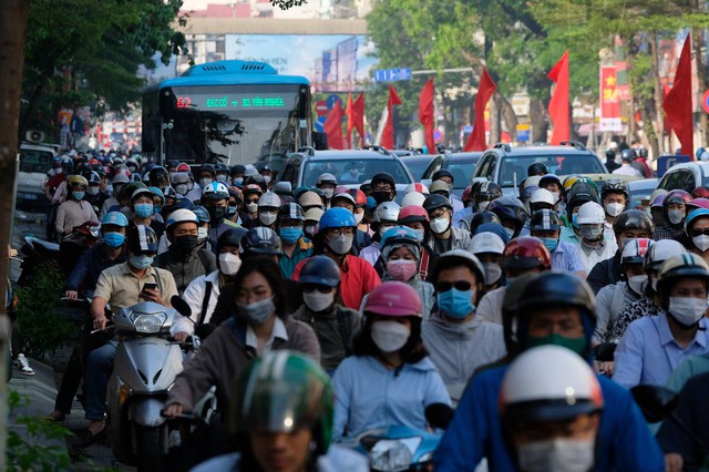 Đường phố Hà Nội lại kẹt cứng sau kỳ nghỉ lễ, người dân len lỏi khắp đường ngang ngõ hẻm để kịp giờ làm  - Ảnh 5.