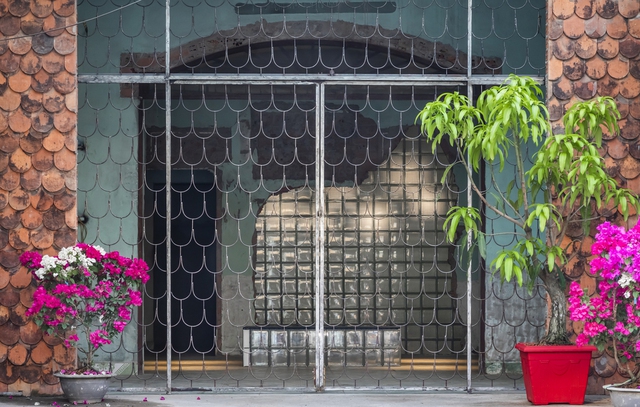 Ngôi nhà cũ nát, tróc cả tường ở Hóc Môn lột xác ngoạn mục, hóa nàng thơ giữa phố thị - Ảnh 2. Ngôi nhà cũ nát, tróc cả tường ở Hóc Môn lột xác ngoạn mục, hóa nàng thơ giữa phố thị - Ảnh 2.