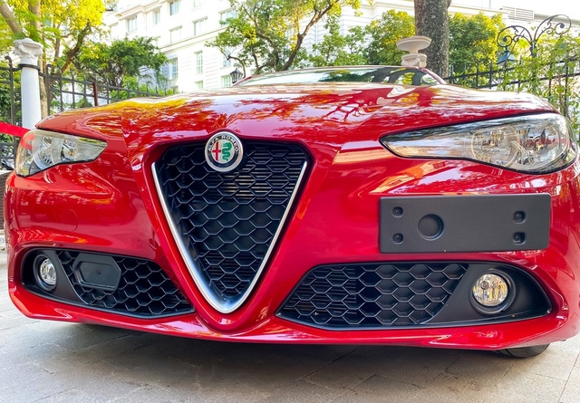 Alfa Romeo Giulia đầu tiên xuất hiện tại Việt Nam: Kiểu dáng mới lạ, ngang cỡ Mercedes C-Class và BMW 3-Series - Ảnh 2.