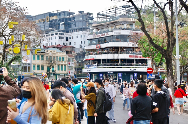  Hà Nội ‘nở rộ phố đi bộ: Chốn vui chơi cuối tuần cho người dân ngày càng đa dạng - Ảnh 1.