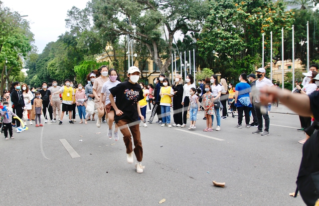  Hà Nội ‘nở rộ phố đi bộ: Chốn vui chơi cuối tuần cho người dân ngày càng đa dạng - Ảnh 3.