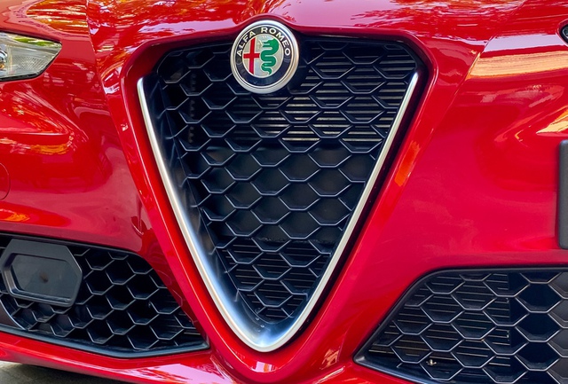 Alfa Romeo Giulia đầu tiên xuất hiện tại Việt Nam: Kiểu dáng mới lạ, ngang cỡ Mercedes C-Class và BMW 3-Series - Ảnh 4.