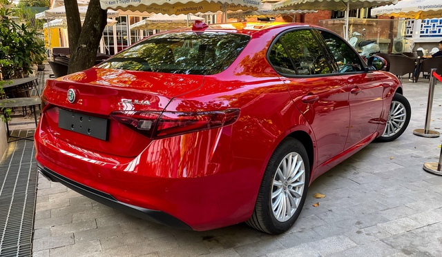 Alfa Romeo Giulia đầu tiên xuất hiện tại Việt Nam: Kiểu dáng mới lạ, ngang cỡ Mercedes C-Class và BMW 3-Series - Ảnh 8.