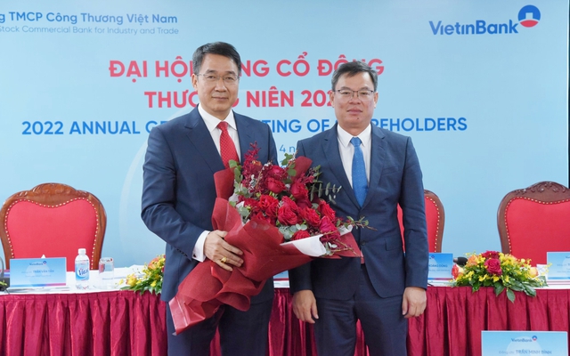 Ông Nguyễn Đức Thành (bên trái) và ông Trần Minh Bình, Chủ tịch HĐQT VietinBank (bên phải).