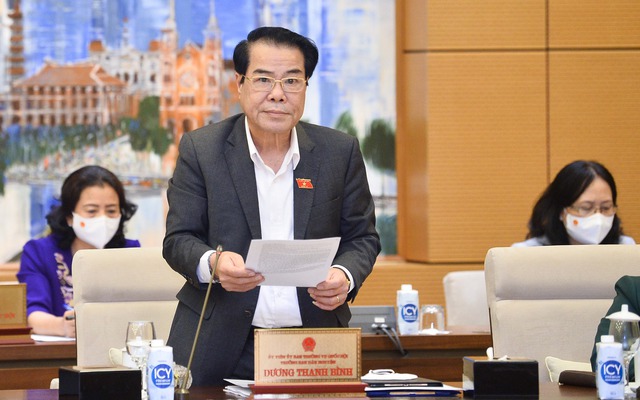 Trưởng ban Dân nguyện thuộc Ủy ban Thường vụ Quốc hội Dương Thanh Bình trình bày báo cáo tại phiên họp -  Ảnh: MEDIA QUOCHOI