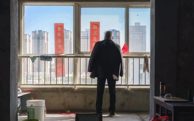 Ác mộng 'nhà cụt đuôi' ở Trung Quốc: Căn hộ 94 m2 giá 1,7 tỷ nhưng hơn 6 năm chưa hoàn thiện, điện nước đều chưa có