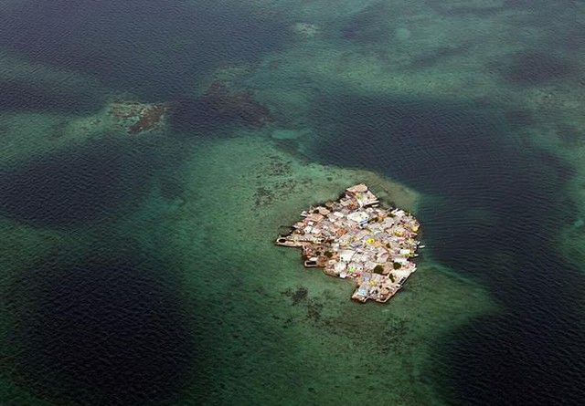 Sự thật lạ lùng về hòn đảo nhỏ bằng 2 sân bóng nhưng có 1.200 người sinh sống, xem ảnh chụp cận cảnh mà ngỡ ngàng - Ảnh 1.