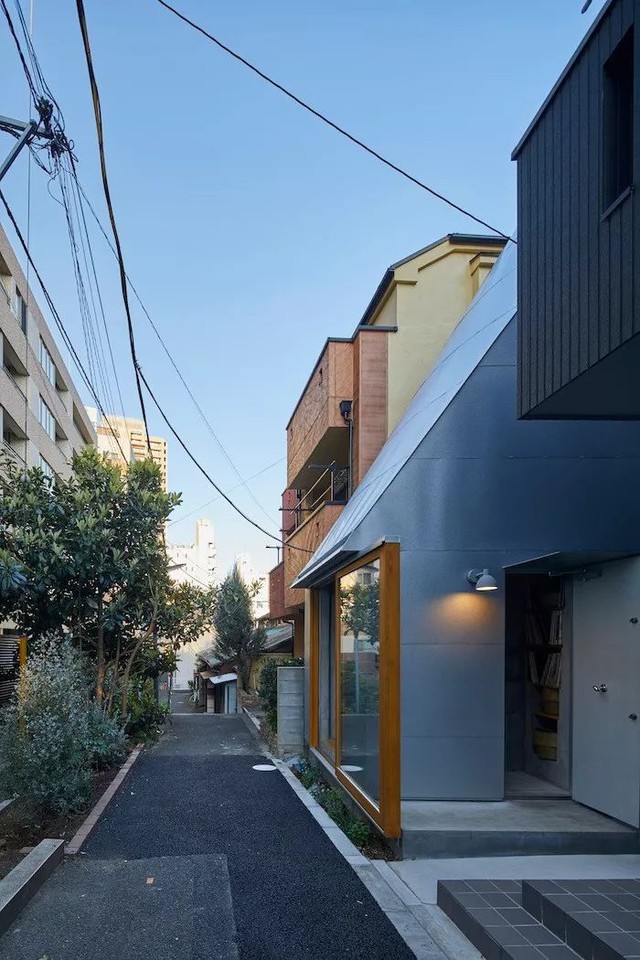 [Tuổi 30, tôi có 1 căn nhà] Kiến ​​trúc sư Nhật Bản xây nhà trên khu đất chỉ 20 mét vuông: Thành quả đẹp như bước ra từ cổ tích, nhỏ nhưng đầy đủ tiện nghi - Ảnh 2.