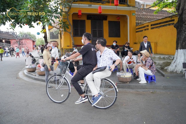 Shark Phạm Thanh Hưng gây sốt với bộ ảnh quá giang xe đạp ngay giữa phố cổ Hội An, nhưng có gì đó rất lạ từ dáng ngồi của shark - Ảnh 2.