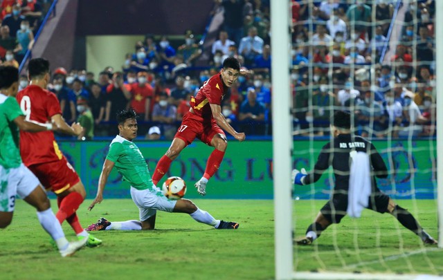  Tiến Linh ăn mừng cực chất khi mở tài khoản bàn thắng cho U23 Việt Nam tại SEA Games 31 - Ảnh 1.