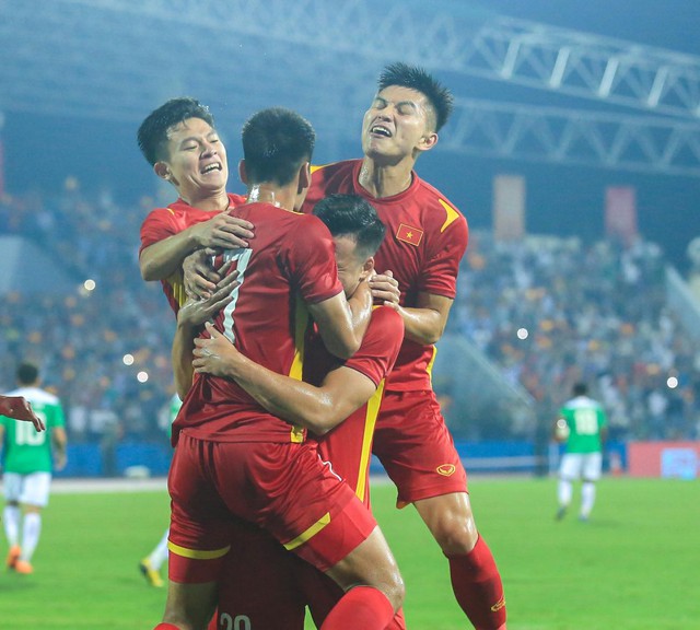  Tiến Linh ăn mừng cực chất khi mở tài khoản bàn thắng cho U23 Việt Nam tại SEA Games 31 - Ảnh 13.
