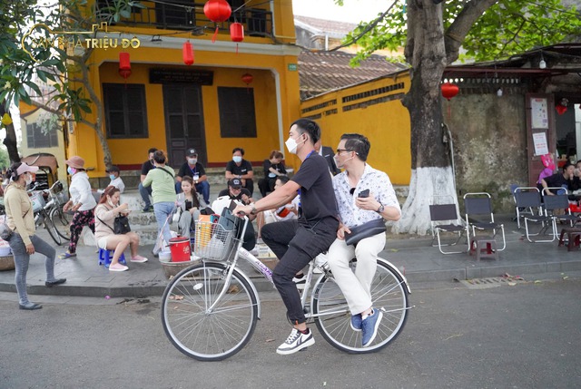 Shark Phạm Thanh Hưng gây sốt với bộ ảnh quá giang xe đạp ngay giữa phố cổ Hội An, nhưng có gì đó rất lạ từ dáng ngồi của shark - Ảnh 3.