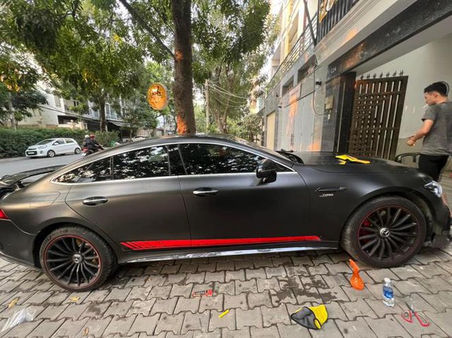 Chơi hàng hiếm chưa đủ, Phương Trinh Jolie và Lý Bình chi hàng trăm triệu độ Mercedes-AMG GT 53 với gói Brabus độc nhất Việt Nam - Ảnh 3.