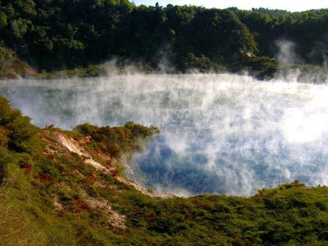 Hồ nước quanh năm bốc khói nghi ngút ngỡ chốn thần tiên nơi hạ giới, chính cái tên của nó đã khiến con người không dám lại gần - Ảnh 2.