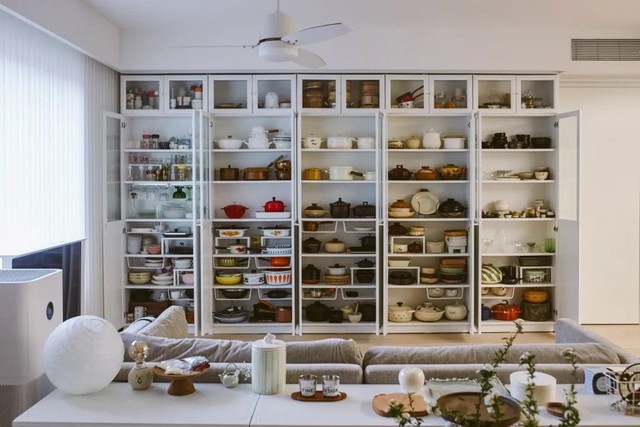 Căn hộ tối giản của cô nàng food blogger khiến biết bao chị em ghen tị với bộ sưu tập hơn 200 chiếc nồi và đảo bếp dài 2,2m - Ảnh 3.