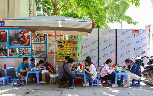Quán gà tần siêu rẻ, siêu đông ở Hà Nội: Giá chỉ 20.000 đồng, có ngày bán 1.000 suất - Ảnh 7.