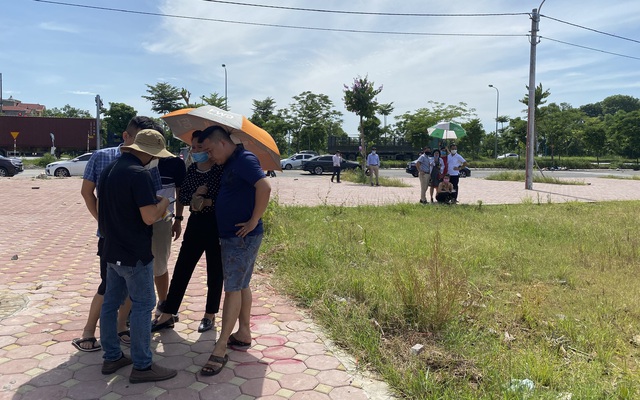 Một phiên đấu giá đất tại Mê Linh. (Ảnh Tuấn Minh)