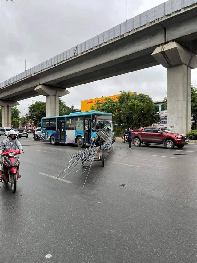  Xe chở sắt xuyên thủng xe buýt trên phố Hà Nội, hiện trường gây thấy kinh - Ảnh 1.