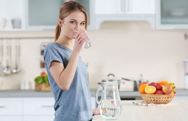 Uống nước ấm vào thời điểm này bạn sẽ nhận được 8 lợi ích kỳ diệu, vừa làm dịu cơn khát vừa ngừa bệnh - Ảnh 1.