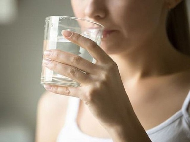 Uống nước ấm vào thời điểm này bạn sẽ nhận được 8 lợi ích kỳ diệu, vừa làm dịu cơn khát vừa ngừa bệnh - Ảnh 2.